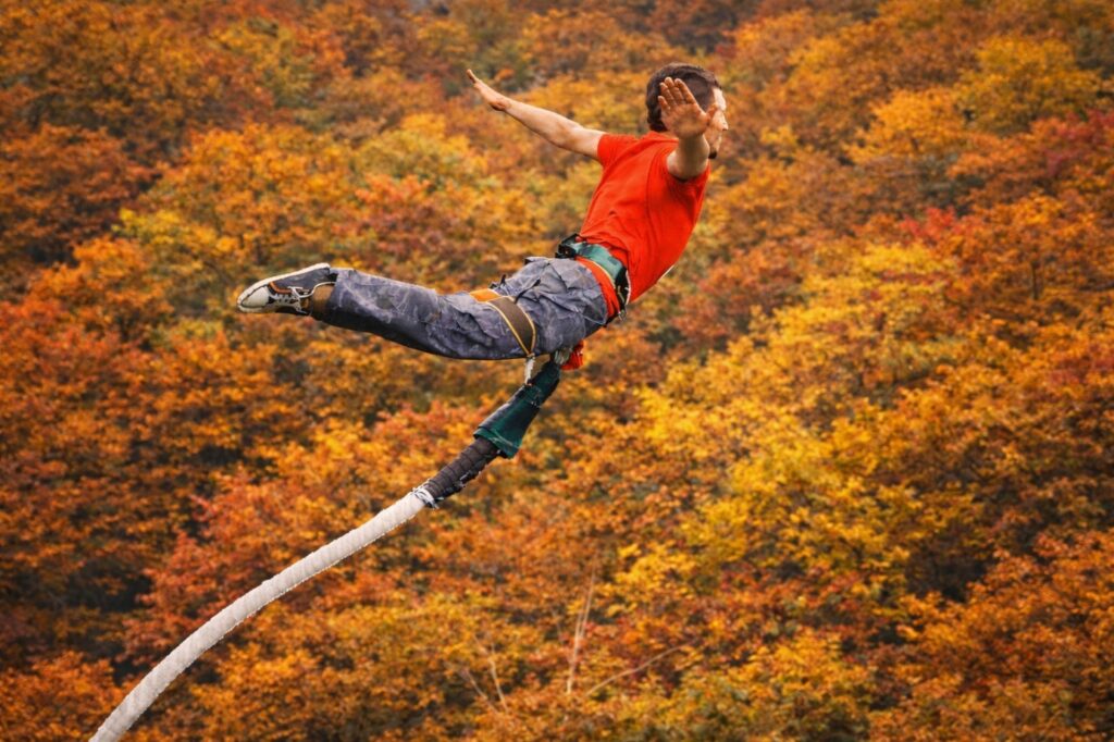 Participant effectuant un saut à l’élastique depuis un viaduc